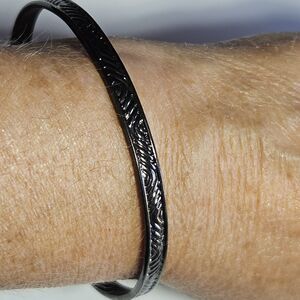 Dark Silver Tone Metallic Swirly Design Bangle Bracelet 8.5"